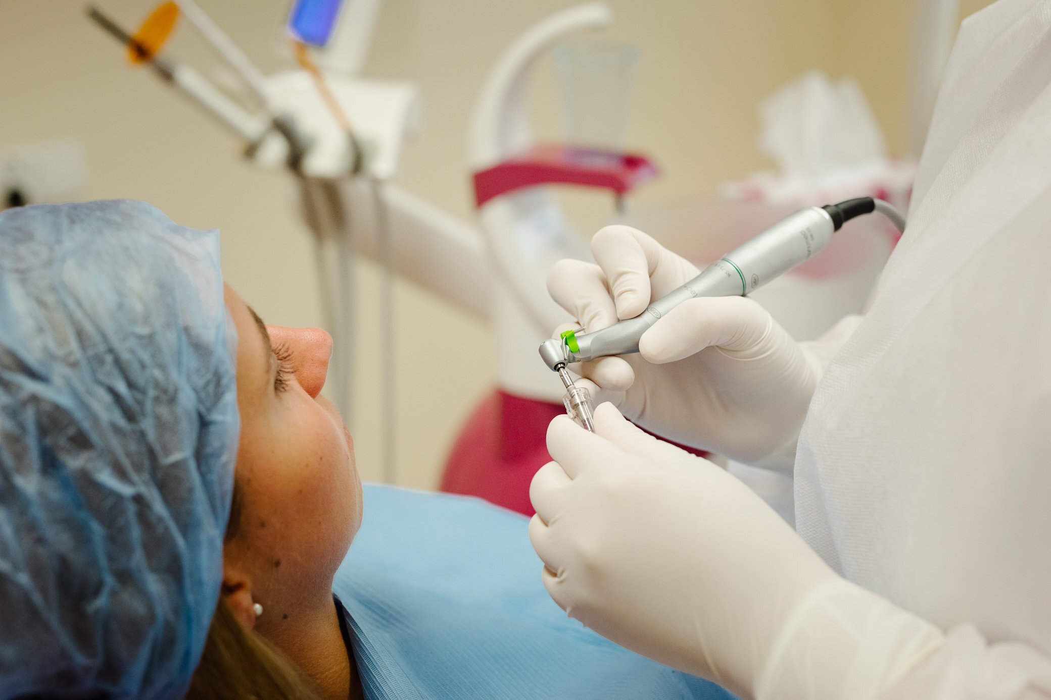 dentysta stomatolog narzędzia zabieg pacjent w gabinecie